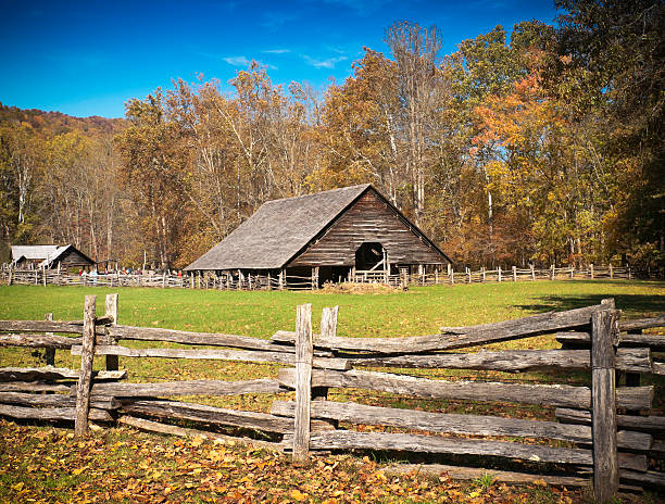 barn ,oconaluftee 、グレートスモーキー山脈国立公園、ノースカロライナ州、アメリカ） - north american tribal culture photography color image horizontal ストックフォトと画像