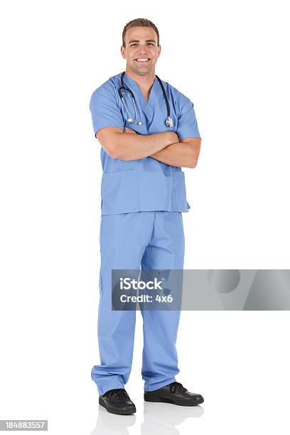 雄医師に立つ彼は両腕を組む - 全身のストックフォトや画像を多数ご用意 - 全身, 医療従事者, 医師