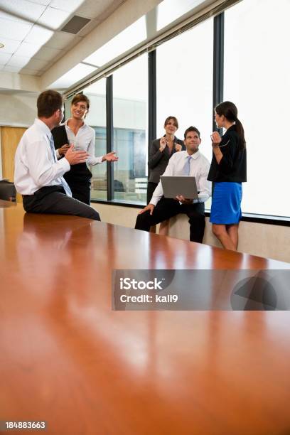 Gruppe Des Business Personen Sich Im Tagungsraum Stockfoto und mehr Bilder von Arbeiten - Arbeiten, Arbeitskollege, Berufliche Partnerschaft
