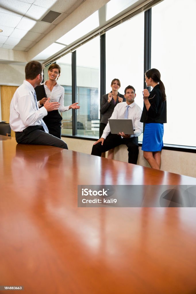 Grupo de pessoas de negócios na sala de reuniões ter contactos - Royalty-free 20-29 Anos Foto de stock