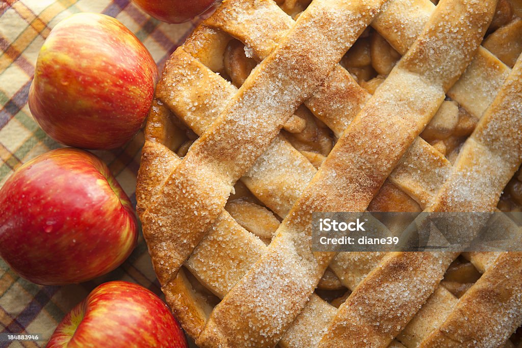 Torta di mele con crosta di reticolo - Foto stock royalty-free di Torta di mele