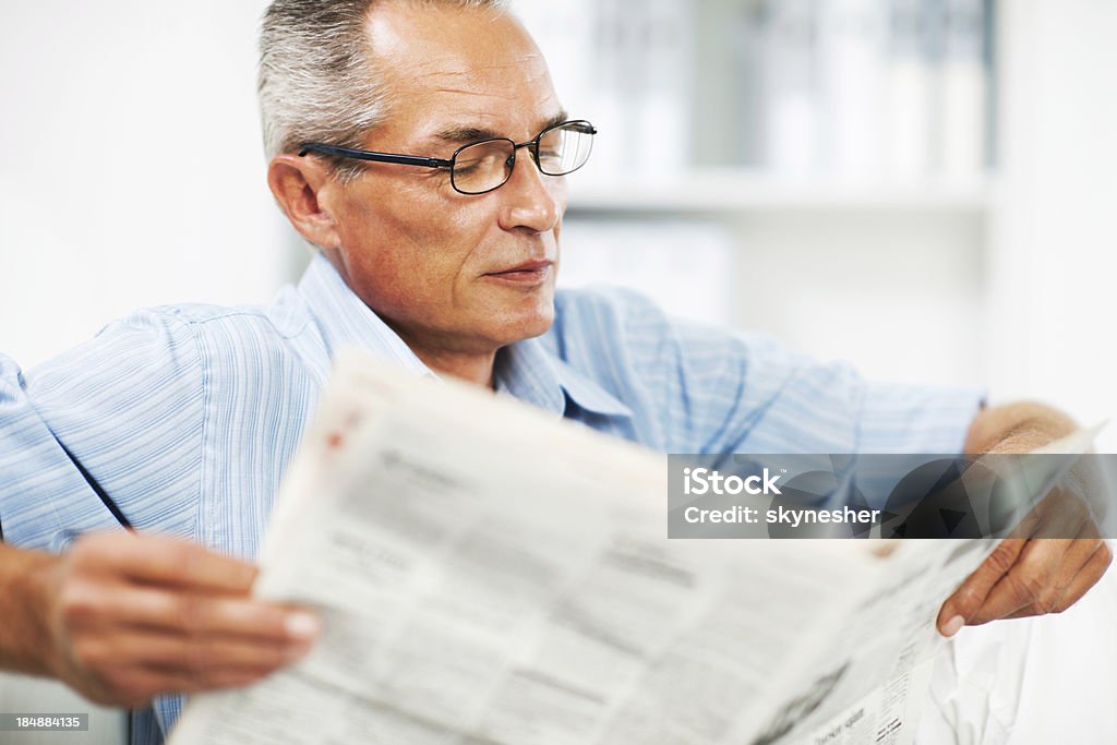 Homem maduro, ler o jornal. - Royalty-free Adulto Foto de stock