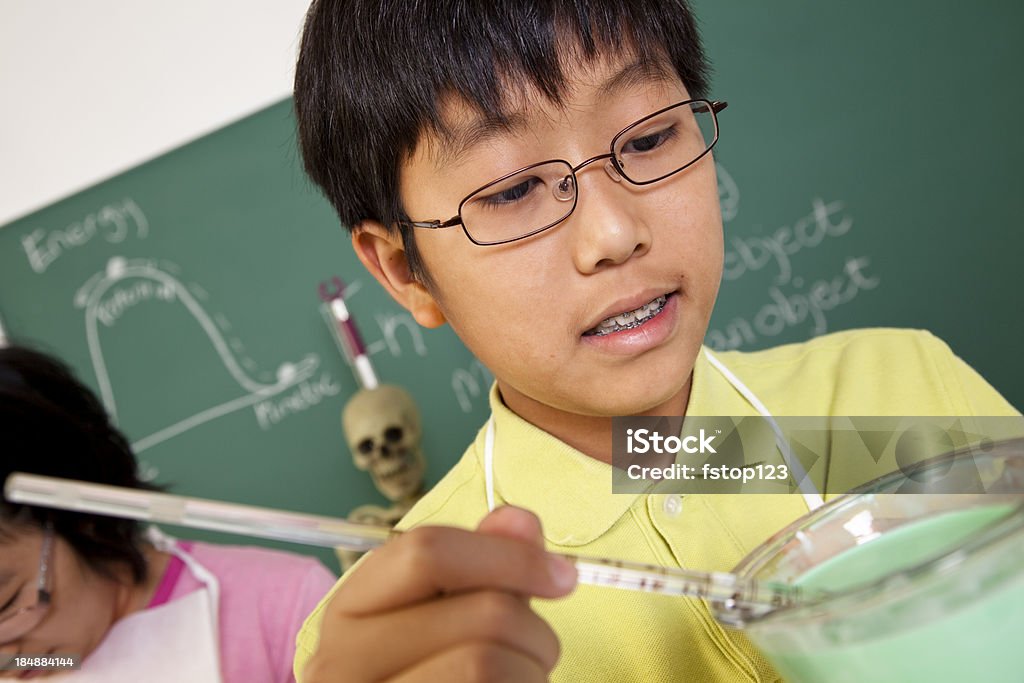 Alunos no Laboratório de biologia adolescente fazendo limo. Ciência Escola sala de aula. - Royalty-free 10-11 Anos Foto de stock