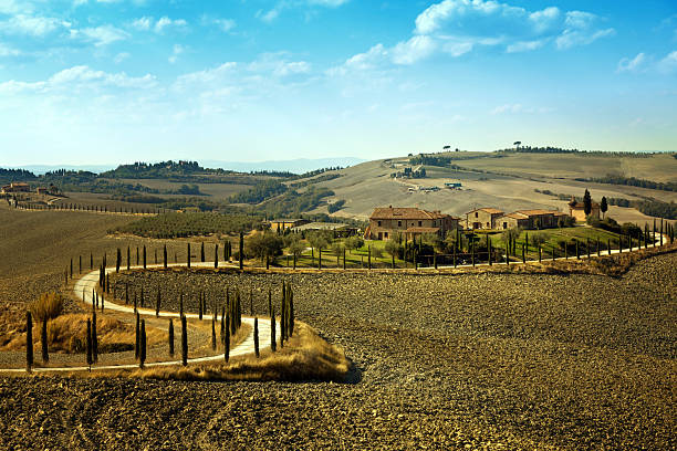 istock Tuscany Farmhouse 184884216