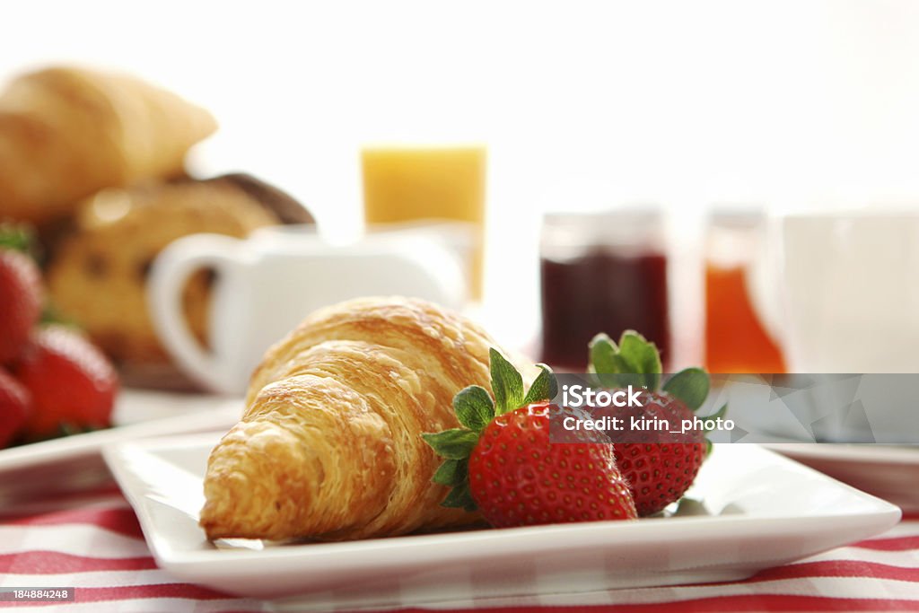 の朝食付き）-クロワッサンとコーヒー - おやつのロイヤリティフリーストックフォト