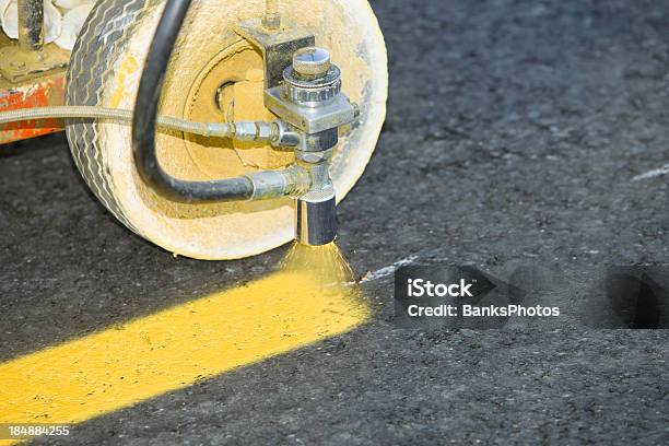 Parkplatz Mit Malen Auf Neue Asphalt Stockfoto und mehr Bilder von Straßenmarkierung - Straßenmarkierung, Asphalt, Auftragen