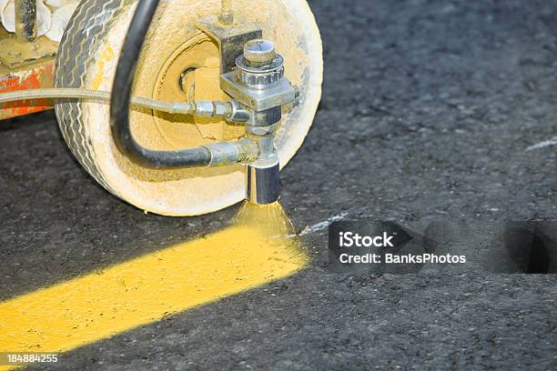 주차장 스트라이프 페인팅 새로운 아스팔트 도로 표시에 대한 스톡 사진 및 기타 이미지 - 도로 표시, 0명, 거리