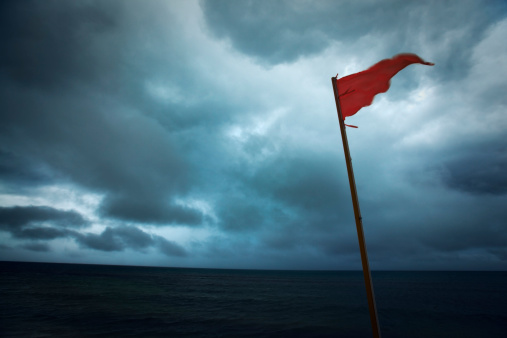 Bandera roja advertencia huracán Storm peligro de nubes oscuras al mar photo