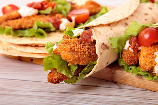 курица фахита - sandwich healthy eating wrap sandwich food стоковые фото и изображения
