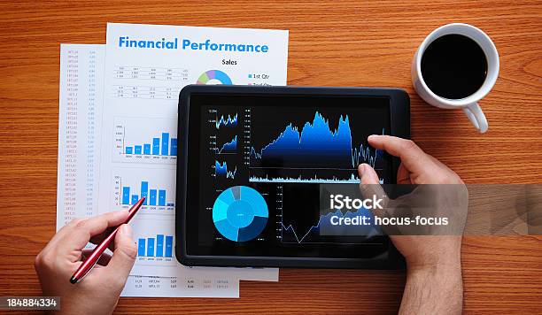 Lavorando Con Digital Tablet - Fotografie stock e altre immagini di Rappresentazione - Rappresentazione, Finanza, Azioni e partecipazioni