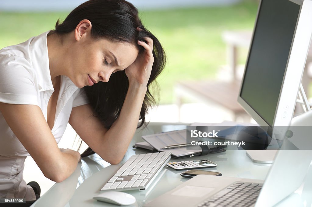 Femme regardant dans son bureau a souligné - Photo de Douleur libre de droits