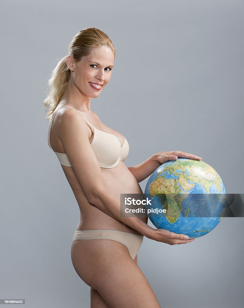 Uśmiech w ciąży blond kobieta gospodarstwa glob - Zbiór zdjęć royalty-free (Kobiety)