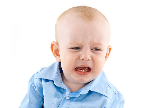 bébé pleurer - screaming little boys child human teeth photos et images de collection