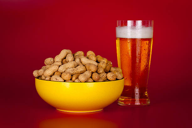 amendoins e cerveja - beer nuts imagens e fotografias de stock