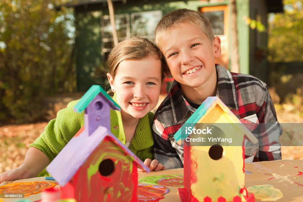 Los niños, divertido niño y niña pintura de madera artesanales proyecto casa para pájaros - Foto de stock de Artesanía libre de derechos