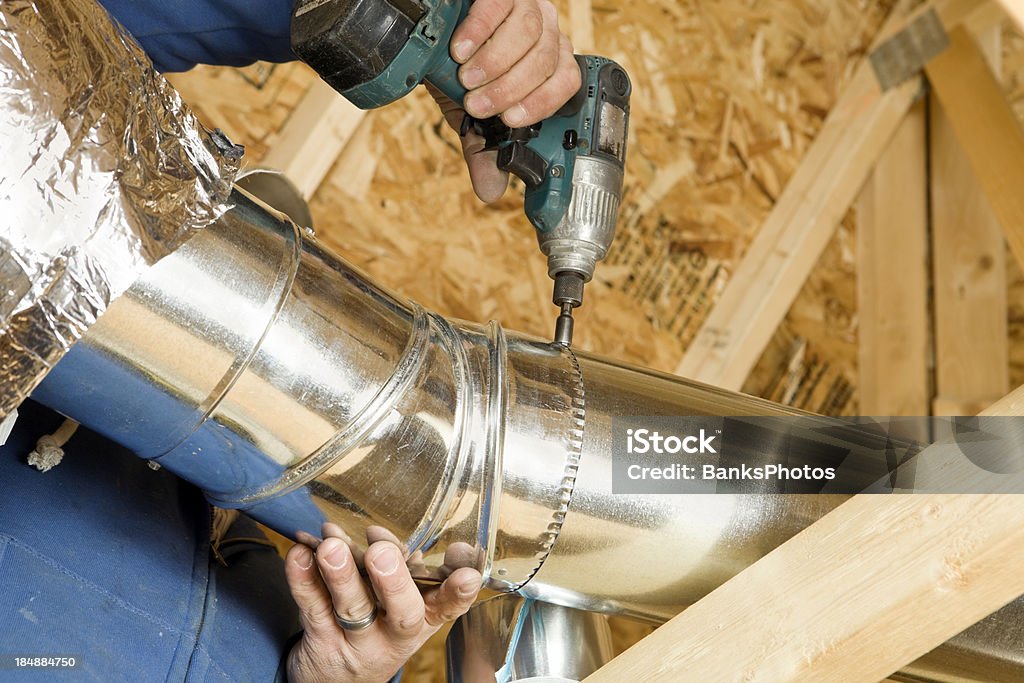 Trabalhador instalar um sótão duto de respiro - Foto de stock de Canal de Ar royalty-free