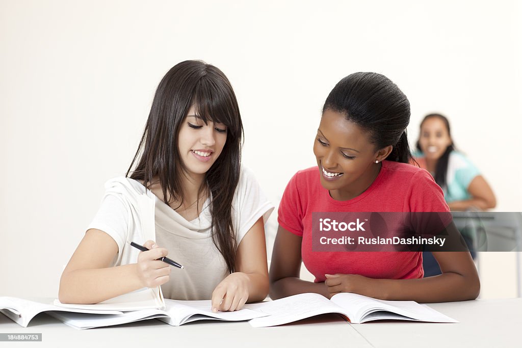 Adolescentes estudar juntos uma sala de aula. - Royalty-free 20-24 Anos Foto de stock