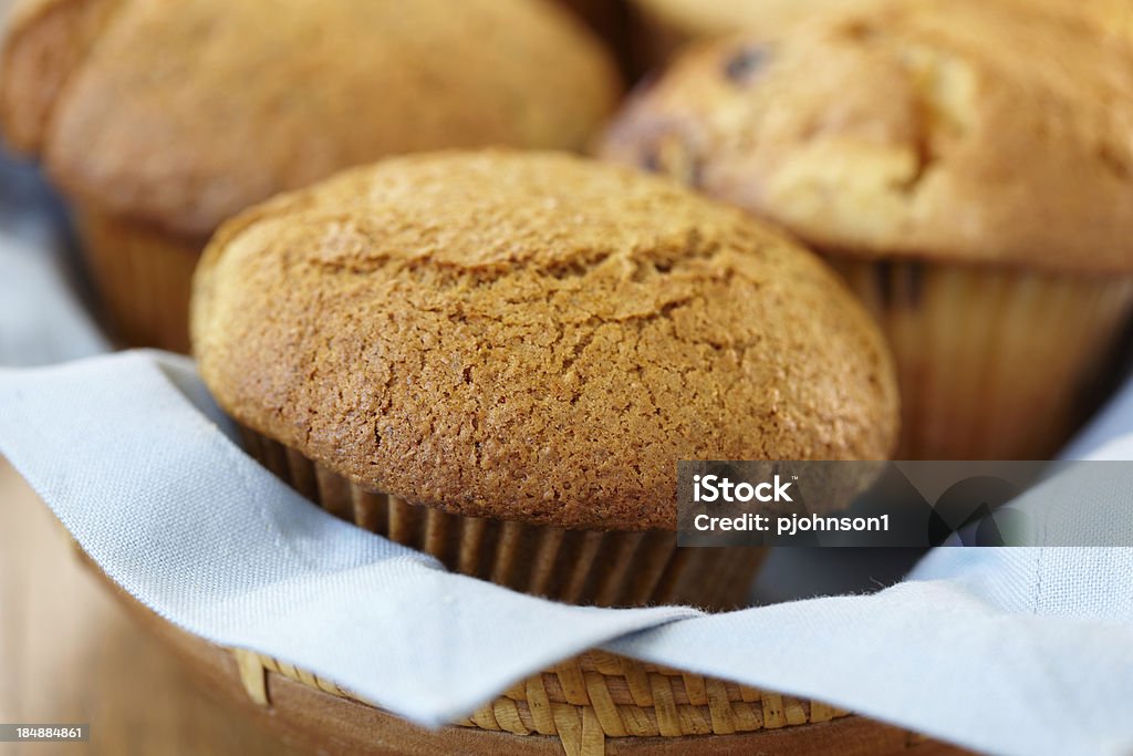 Korb mit Muffins - Lizenzfrei Amerikanische Heidelbeere Stock-Foto