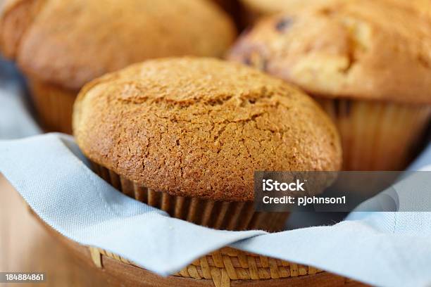 Korb Mit Muffins Stockfoto und mehr Bilder von Amerikanische Heidelbeere - Amerikanische Heidelbeere, Backen, Bildschärfe