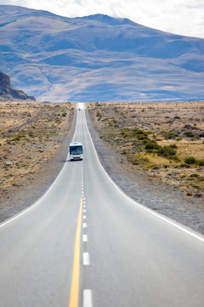 autobus sur la route en argentine patagonie près de calafate - car horizon over land driving street photos et images de collection