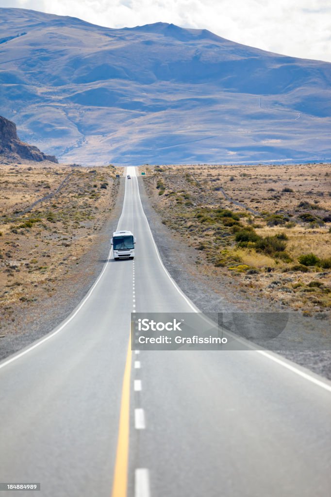 Autocarro na estrada na Argentina Patagônia perto Calafate - Royalty-free Autocarro de Turismo Foto de stock