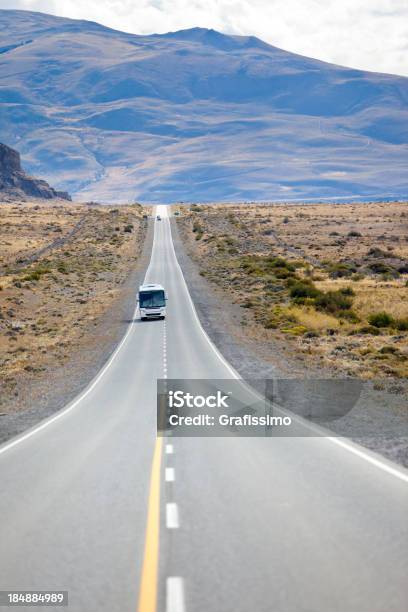 Autocarro Na Estrada Na Argentina Patagônia Perto Calafate - Fotografias de stock e mais imagens de Autocarro de Turismo