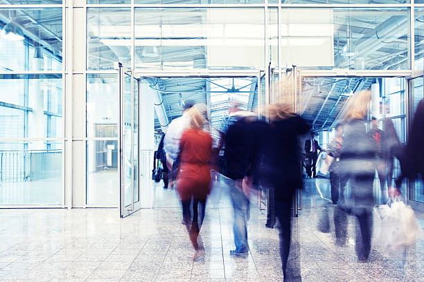 persone a piedi alla porta d'ingresso dell'edificio moderno - urgency speed construction walking foto e immagini stock