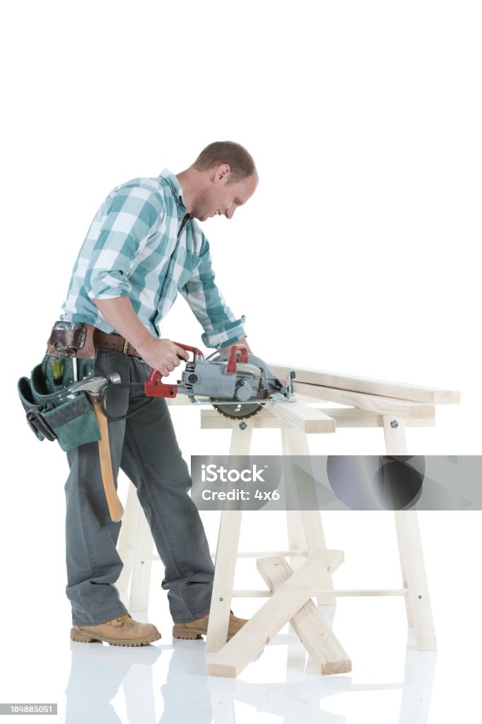 Плотник, работающий на семинар - Стоковые фото Молоток роялти-фри