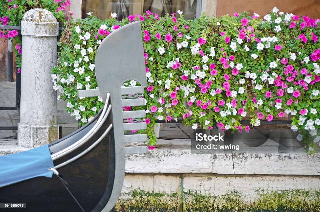 Góndola arco y Petunias - Foto de stock de Color - Tipo de imagen libre de derechos