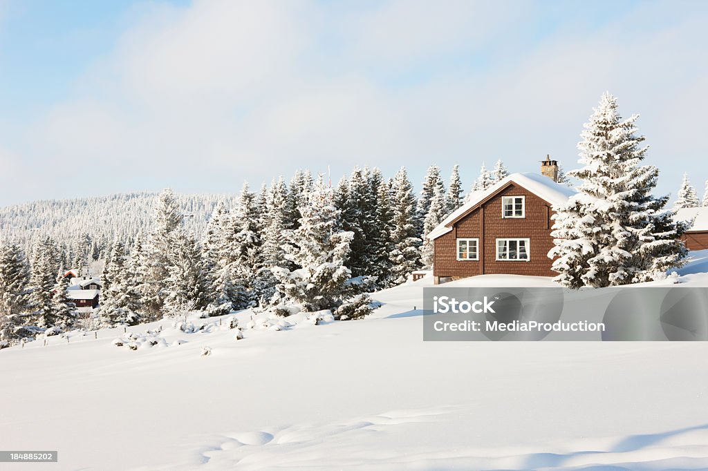 Cabaña de madera - Foto de stock de Nieve libre de derechos