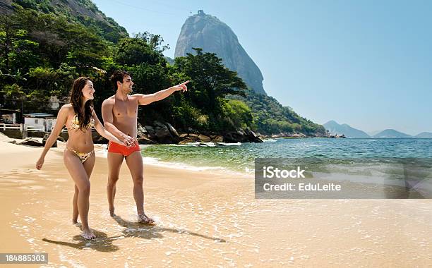 Paar Mit Sugar Loaf Auf Den Hintergrund Stockfoto und mehr Bilder von Glücklichsein - Glücklichsein, Urlaubsort, Aussicht genießen