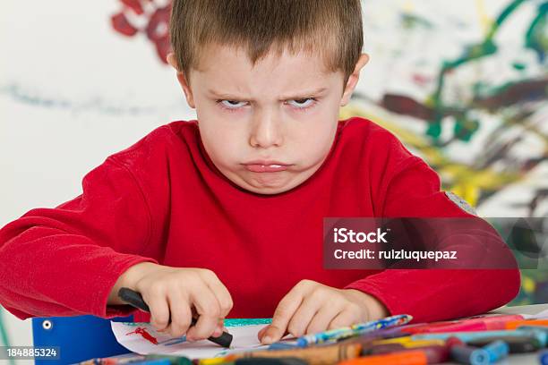 Foto de Frustrado Menino Na Classe e mais fotos de stock de Descontente - Descontente, Raiva - Emoção negativa, Criança