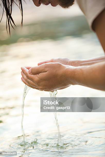 Acqua In Mani - Fotografie stock e altre immagini di Acqua - Acqua, Adulto, Afferrare
