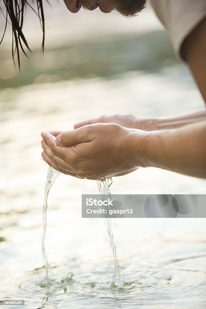 Вода в руки - Стоковые фото Вертикальный роялти-фри