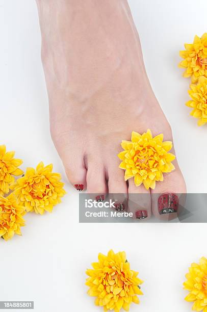 Foto de Bela As Unhas Dos Pés e mais fotos de stock de Adulto - Adulto, Amarelo, Amimar