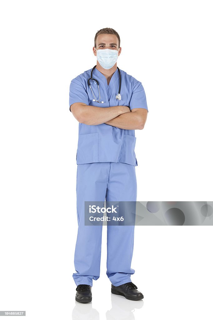 Homme médecin debout avec les bras croisés - Photo de Vêtements professionnels hospitaliers libre de droits
