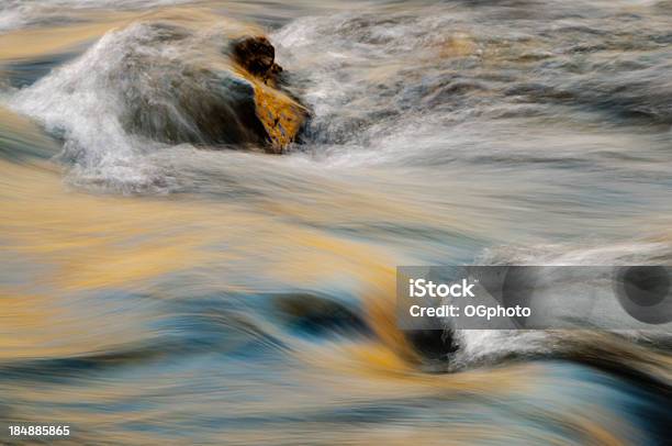 Autunno Foglie E Blu Sky Riflessa Nel Flusso Increspature - Fotografie stock e altre immagini di Acqua
