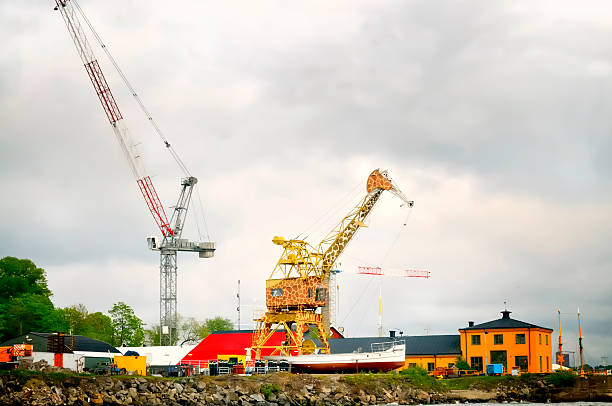 girafa guindaste estocolmo - crane shipyard construction pulley imagens e fotografias de stock