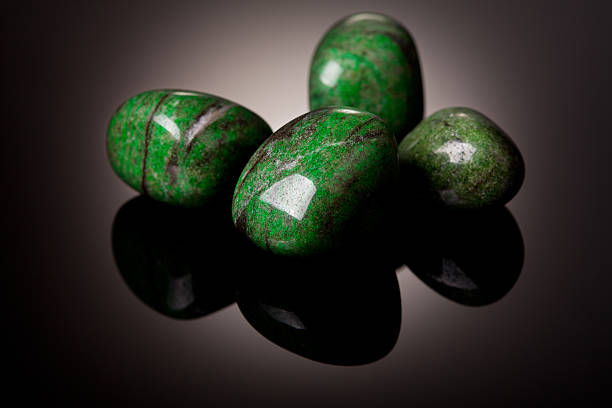 des cristaux minéraux et de jade - jade photos et images de collection