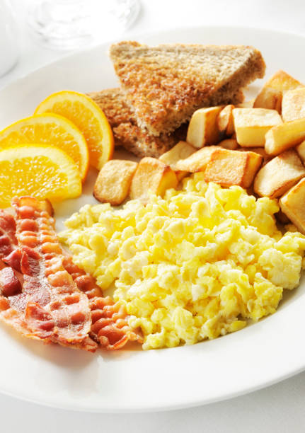 아침 식사 - scrambled eggs hash brown prepared potato eggs 뉴스 사진 이미지
