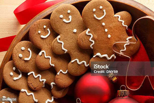 Galletas De Navidad Pan De Jengibre Foto de stock y más banco de imágenes de Al horno - Al horno, Alimento, Cinta