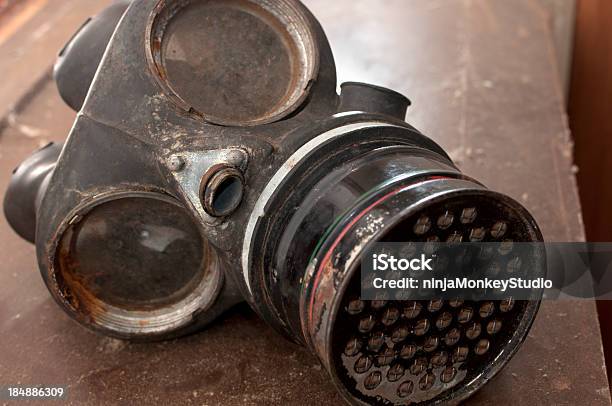 Stary Zardzewiały Maska Przeciwgazowa - zdjęcia stockowe i więcej obrazów Bez ludzi - Bez ludzi, Bezpieczeństwo, Fotografika