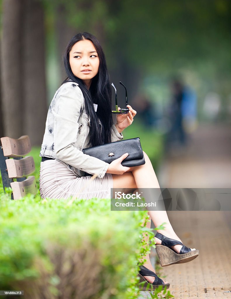 Jeune femme asiatique dans les rayons de soleil de l'automne - Photo de 20-24 ans libre de droits