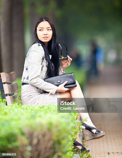 Photo libre de droit de Jeune Femme Asiatique Dans Les Rayons De Soleil De Lautomne banque d'images et plus d'images libres de droit de 20-24 ans