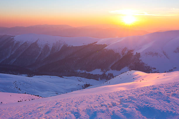 montanhas de inverno paisagem. - dragobrat imagens e fotografias de stock