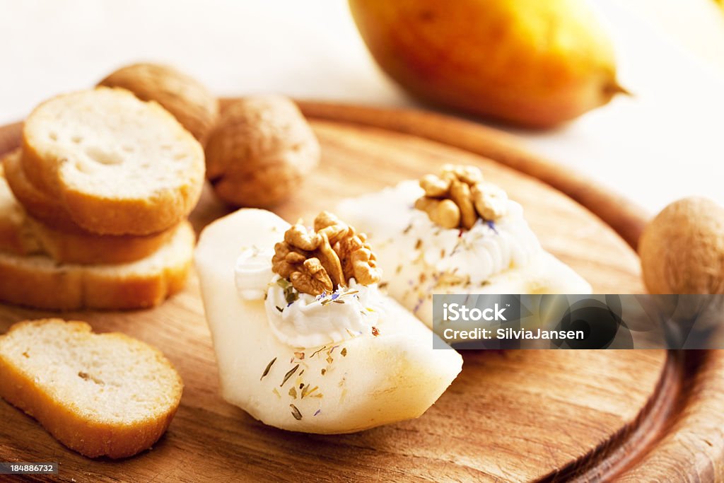 Pera walnut goatcheese aperitivos - Foto de stock de Aperitivo - Plato de comida libre de derechos