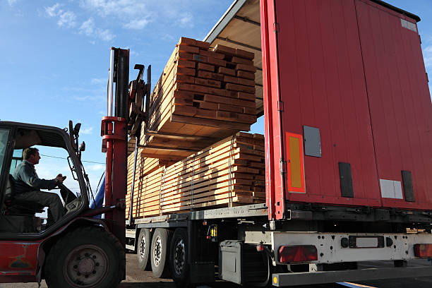 carrello elevatore a forca caricamento autocarri - lumber industry timber truck forklift foto e immagini stock