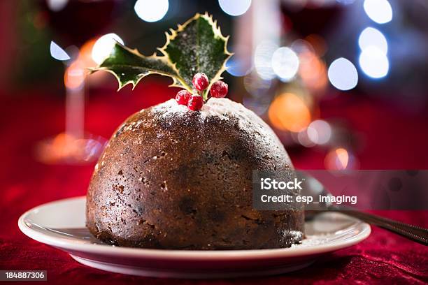Christmas Pudding Mit Out Of Focushighlights Stockfoto und mehr Bilder von Serviettenkloß - Serviettenkloß, Weihnachten, Dessert