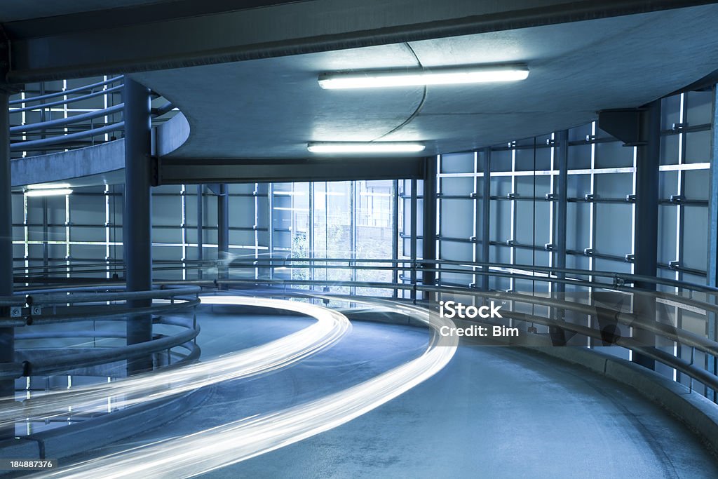 Sentiers de lumière sur le parc de stationnement couvert en spirale de la bretelle - Photo de Parking à étages libre de droits