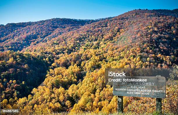 Photo libre de droit de Mont Lyn Lowry Surplombent Blue Ridge Parkway En Caroline Du Nord Étatsunis banque d'images et plus d'images libres de droit de Angle de prise de vue